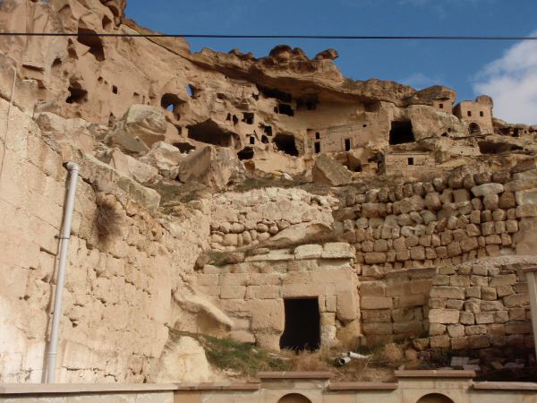 Yhdessä kylässä oli ollut komea kallioon hakattu kerrostalo, joka oli romahtanut. Tässä siis läpileikkaus sellaisesta kalliosta. 