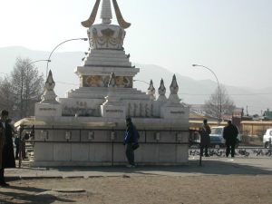 Rukousmyllyt, joita ulanbatorilaiset pyöräyttelivät monumenttia kiertäen. 