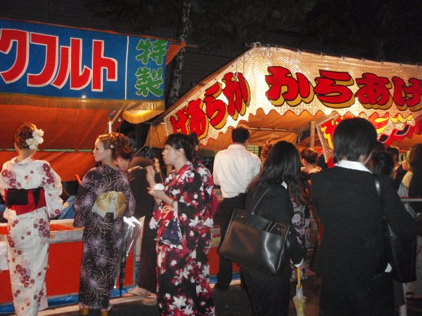 Yukata-asuiset neidit ruokakojuilla. 