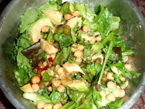 salaatti jossa avokadoa