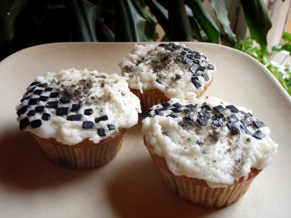 Salmiakkikuppikakkuja. Kovin montaa kuppikakkua ei viitsisi näin pikkutarkasti koristella. 