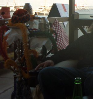 Baari ja shiishapaikka rantabulevardilla. 