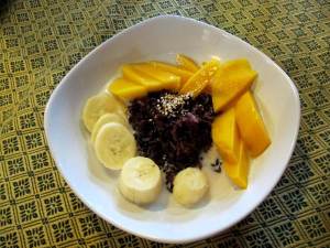 Sticky rice mango -annos banaanin kera tuotiin jälkiruoaksi meidän itse riisiä valmistamatta. 