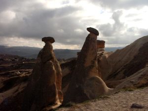 Suosituimpia kuvauskohteita Kappadokiassa. Näitä kutsutaan keijukaisten savupiipuiksi. 
