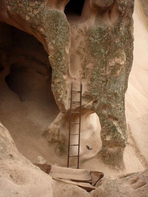 Luolia kalliossa ja tikkaat. 