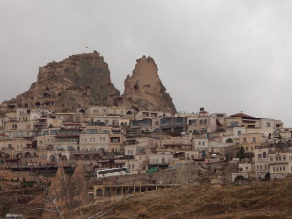 Uchisar on jännä kukkulalla osin kallion sisässä oleva kylä. 