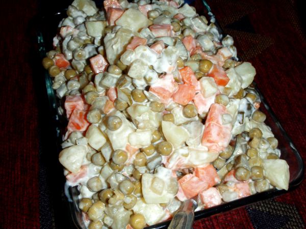 Venäläinen salaatti sisältää vegaanista majoneesia, purkkiherneitä, keitettyä perunaa ja porkkanaa sekä suolakurkkua. 