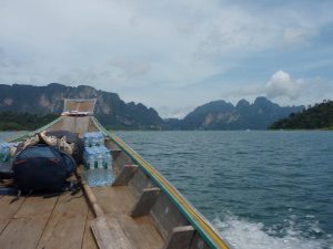 Veneellä tekojärvellä. 