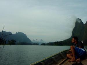 Veneellä Chiew Laan -järvellä.