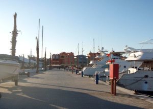 Venelaituri vartioidun rantabulevardin huomassa. 