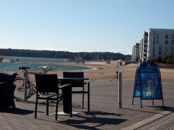 Vuosaaressa pystyi syksyllä käymään biitsikahvilassa ennen tattimetsälle menoa. 