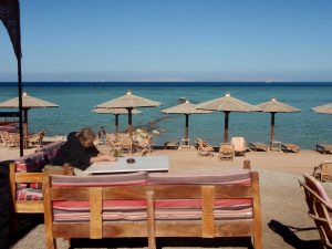 Löysimme yhden yleisen rannan pätkän Hurghadasta ja siellä oli onneksi kahvila. 