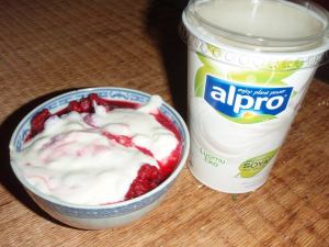 Makeuttamatonta soijajugurttia ja tällä kertaa vadelmia. 