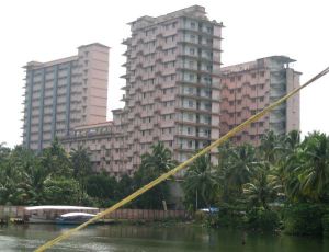 Äiti Amman ashramin vaaleanpunaiset kerrostalot. 