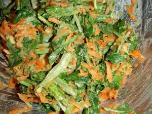 Kun haluaa syödä messevämmin, voi irtonaisemman salaatin sijaan tehdä salaatista kermaisenoloisen mössäämällä avokadon.  