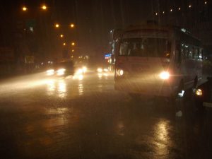 bussi sateella pimeällä
