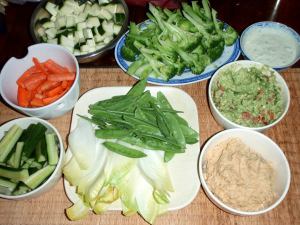 Dippiainekset ylhäältä kellonsuuntaisesti: kesäkurpitsaa (vahingossa kuutioina eikä suikaleina), höyrytettyä parsakaalia