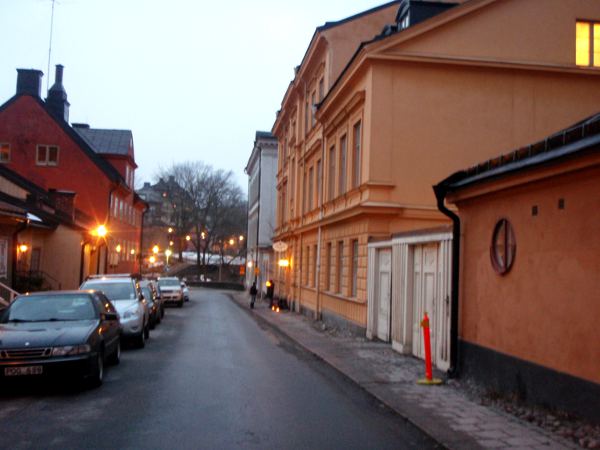 Fjällgatan, Hermans sijaitsee keltaisessa talossa oikealla. 