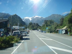 Frans Josefin kylän raittia. 