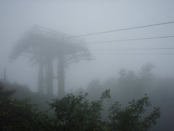 Gondolihissin pilari sumussa metsäkävelylläni silloin kun hissi ei ollut tuulen takia käytössä. 