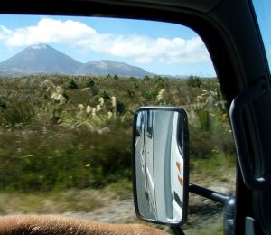 Ikkunassa Tongariro National Parkin vuoret. 