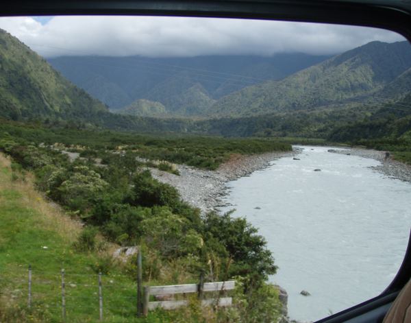 Eteläsaaren jokimaisemaa Hokitikan eteläpuolella. 