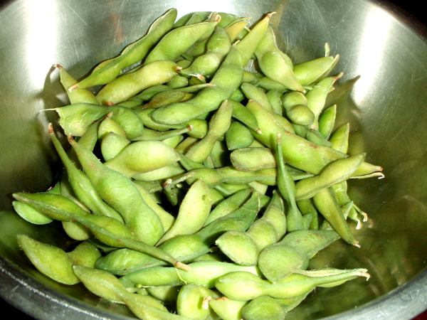 Keitetyt edamame-palot. 