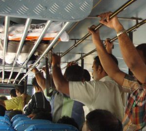 miehiä bussissa seisomassa