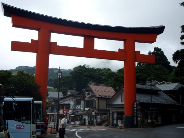 Moto-Hakonen portti, jonka luota bussit lähtivät. 