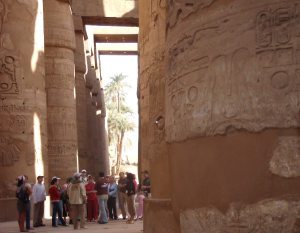 Pylväitä ja turisteja Karnakissa.