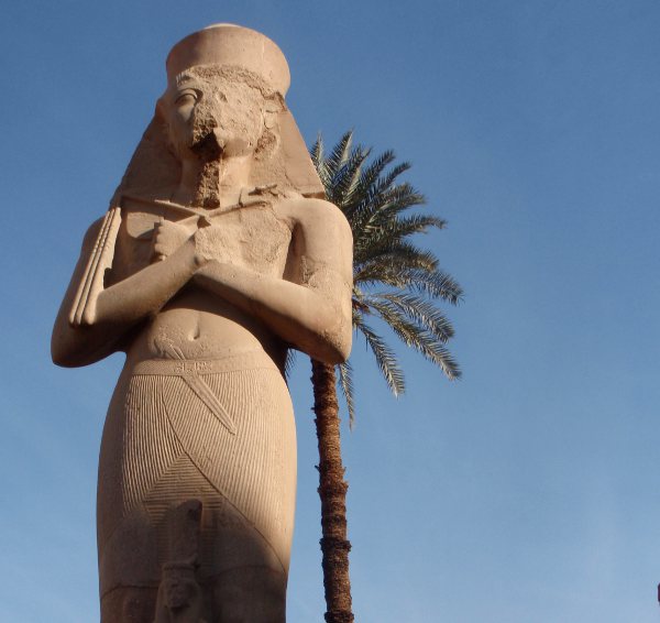 Iso pysti Karnakin temppelialueella.