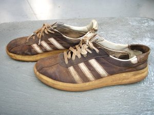 Kun turistit vain kuluttavat kenkiään kävellen, niin sekös moponvuokraajia harmittaa. 