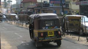 Riksat ovat joskus kovia vedättämään Intiassa, mutta Keralan Kollamissa ei niin pahoin. 