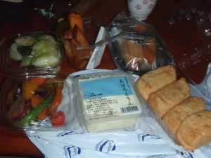 Tokiosta mukaan ostamani eväät. Kellonsuuntaisesti ylhäällä keskellä paahdettua bataattia