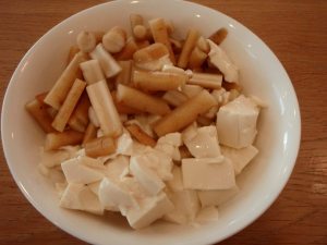 Pehmeää tofua ja bambua, tällä tavalla ei ole hyvä mainostaa tofua syötävän, mutta joskus itselleni maistuu se tällä tavalla mietonakin, tässä japanilaisen bambusäilykkeen kera aamiaiseksi Kiotossa. 