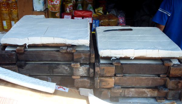 Tofua myytävänä torilla Sumatralla. Tofu on kehikkomuoteissa. 