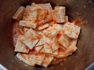 Tofua marinadissa, jossa on tomaattimurskaa, valkosipulia, 