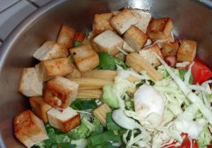 Tofut on paistettu suolan kera ja tässä ne odottavat tom kha -keittoon pääsemistä. 