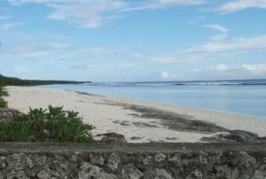 Hiljaista rantaa Tongan Tongatapun saarella. 