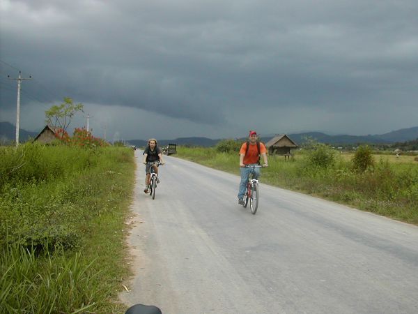 Pyöräilyä Pohjois-Laosissa peltojen keskellä. 