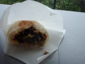 Kuumissa höyryissä kypsytetty vihannestäytteinen pulla. 