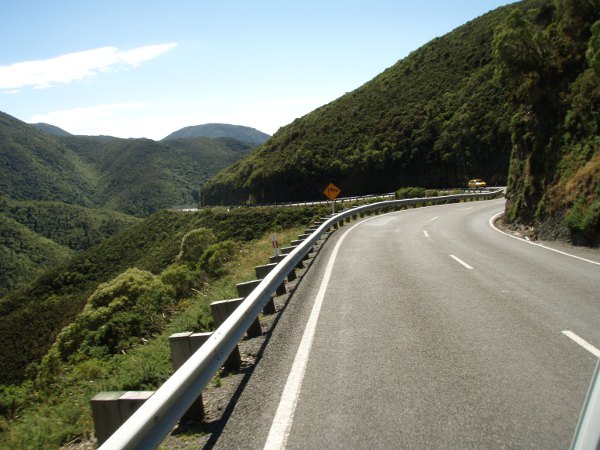 Kiemuraista tietä, kun otimme Wellingtonista pohjoiseen muun kun rantatien. 