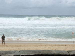 Manly Beach niemen toisella puolella oli tuona päivänä uimareilta suljettu kovien aaltojen takia. Ehkä Fairlightin rannan vesi oli siksi myös niin sameaa ja veteen pääsy niin vaikeaa. 