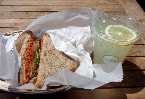 Vegaanin aamiaisleipä ja lemonade tavallisessa kahvilassa tavallisen hostellin vieressä New Yorkin East Villagessa, jossa on valtaisia vegaaniruoan tarjonta. 