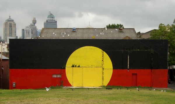 Australian aboriginaalien lippu heidän jonkinlaisessa kulttuurikeskuksessaan Sydneyssä. 