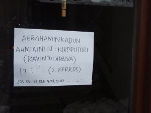 Aamiaiskutsu ulko-ovessa ravintolapäivänä 17.2.