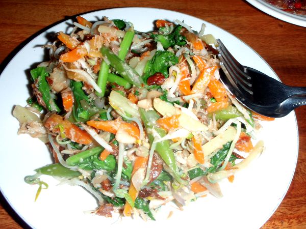 Kolmas versio indonesialaisesta gado-gadosta. Joskus maapähkinä sekoitetaan muiden ainesten sekaan. 