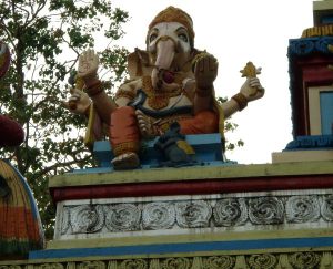 Ganesha temppelin portilla Keralan Kollamissa. 