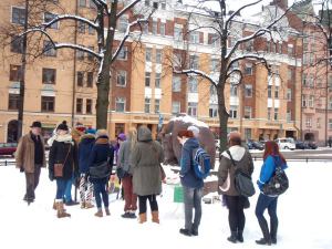 Se ei toimisi jos katuruokaa joutuisi aina näin jonottamaan. Kysynnän määrä ja tarjonta pitäisi saada kohtamaan. 