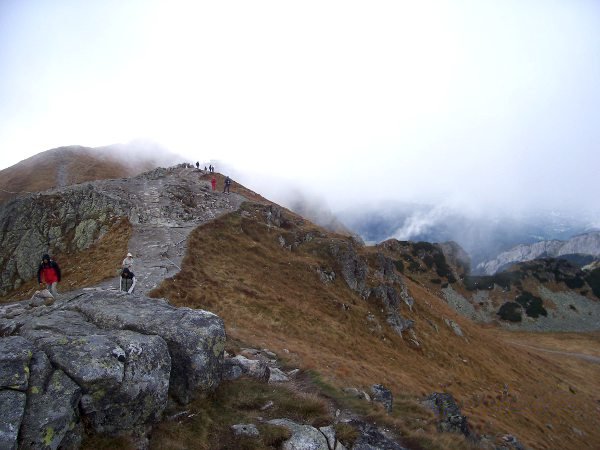 Leveää polkua Kasprowy Wierchin huipulla. 